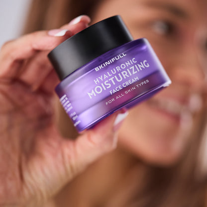 Moteris rankoje laiko „Skinifull Hyaluronic Moisturizing Face Cream“.